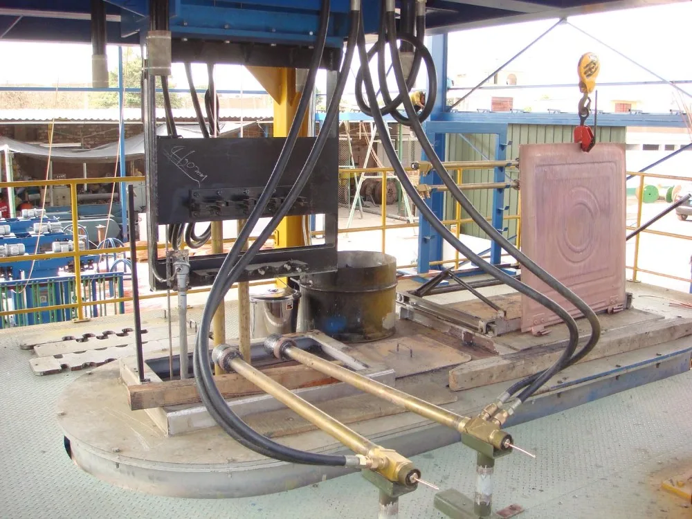Upcast metal continuous casting machine for copper rod