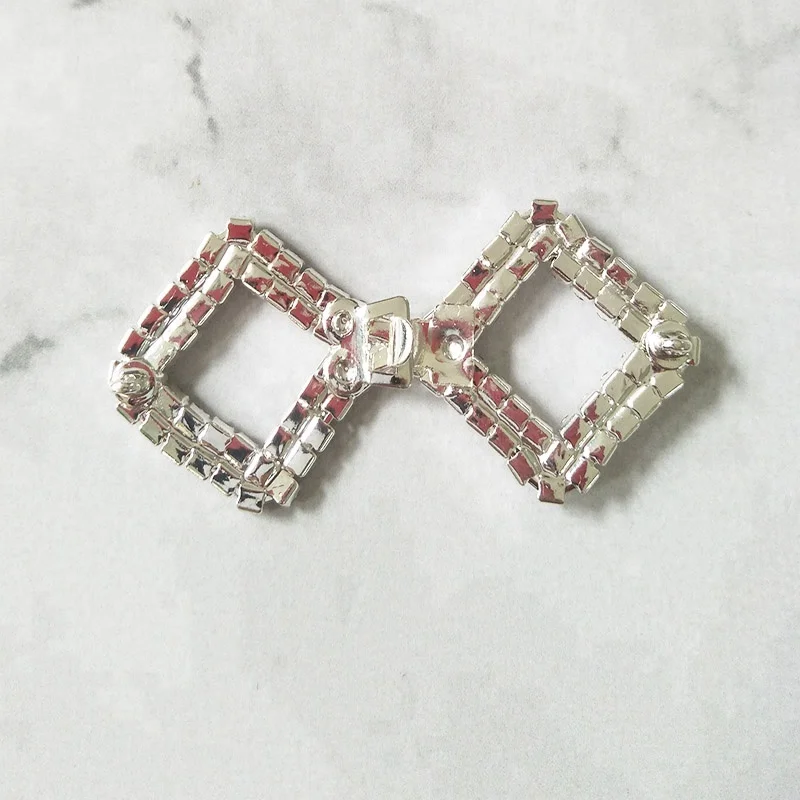 Недорогая парная Пряжка со стразами, украшение для свадебных пригласительных открыток, сделано в Китае