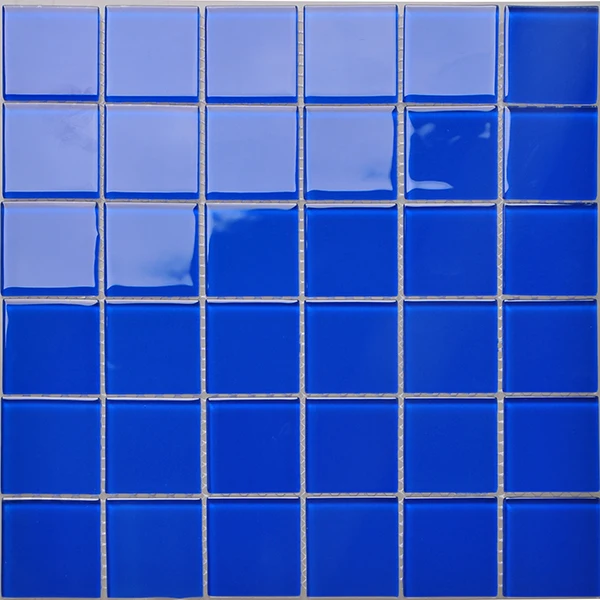 Сине-белая мозаичная стена и напольная плитка для