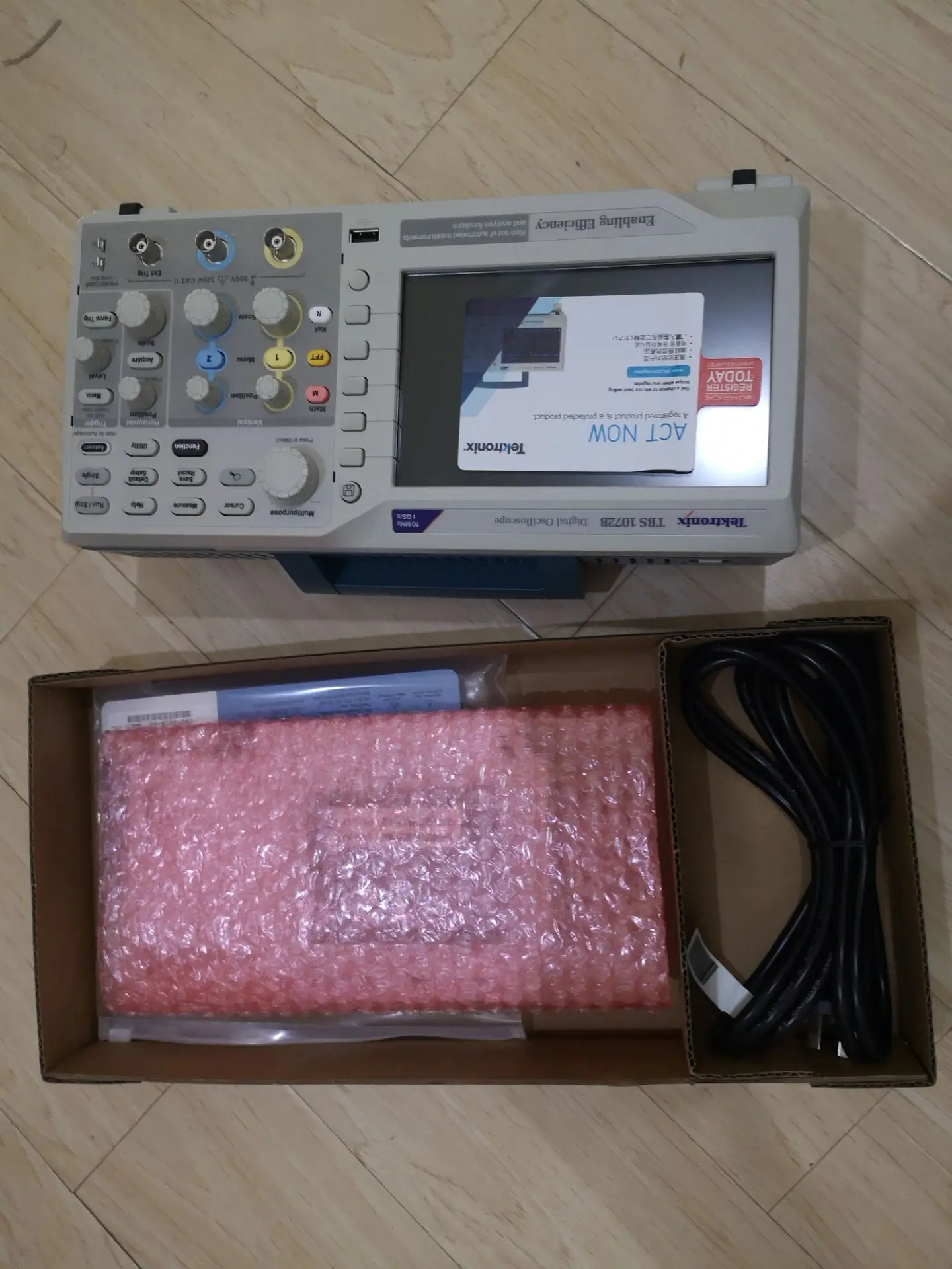 Low cost Tektronix TBS1052B oscilloscope