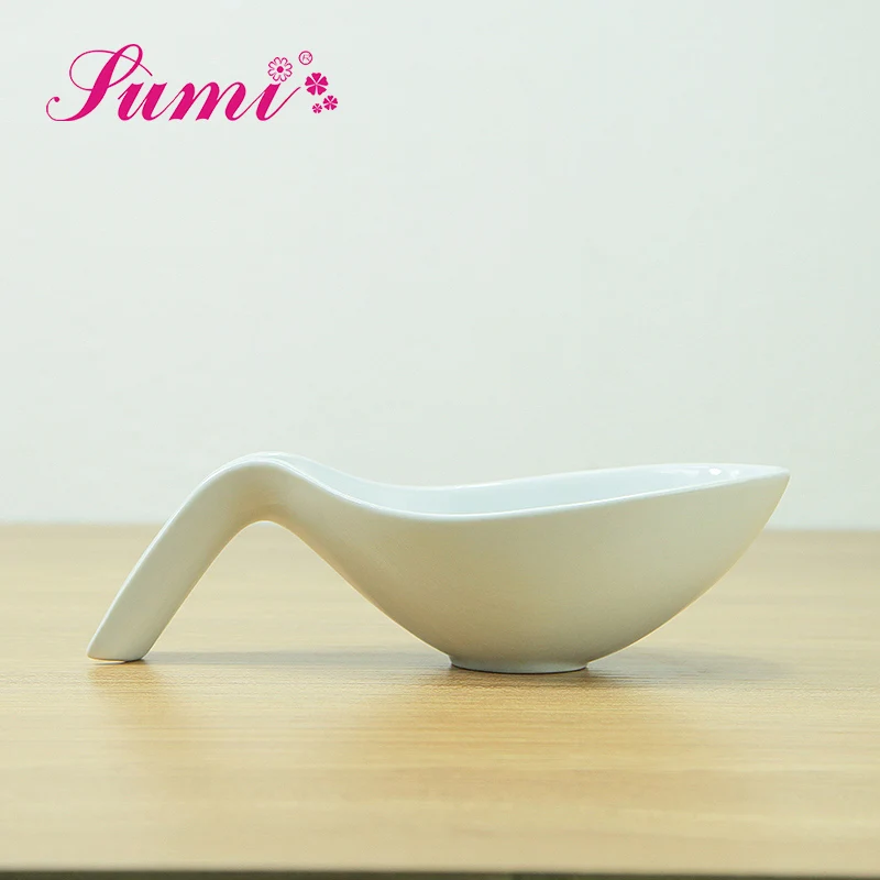 White porcelain spoon shape bowl with fashion style for hotel dinnerware