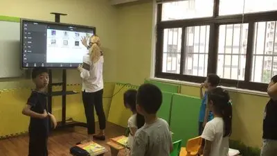 Flat panel 55 inch UHD LED LCD smart interactive whiteboard for smart classroom kids with anti-glare function