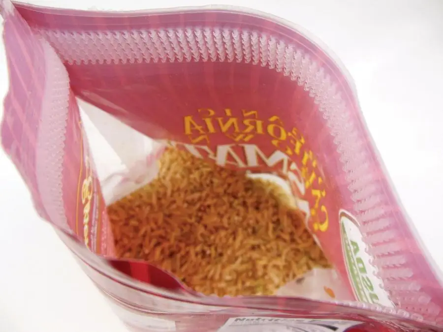 HOOK-TO-HOOK FLEXIBLE PACKAGE CLOSURE SYSTEM WITH SEALANT LAYER