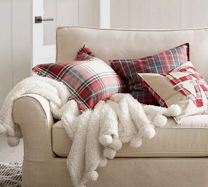 
Manufacturer Directly Wholesales, Cozy Pom Pom Throw 