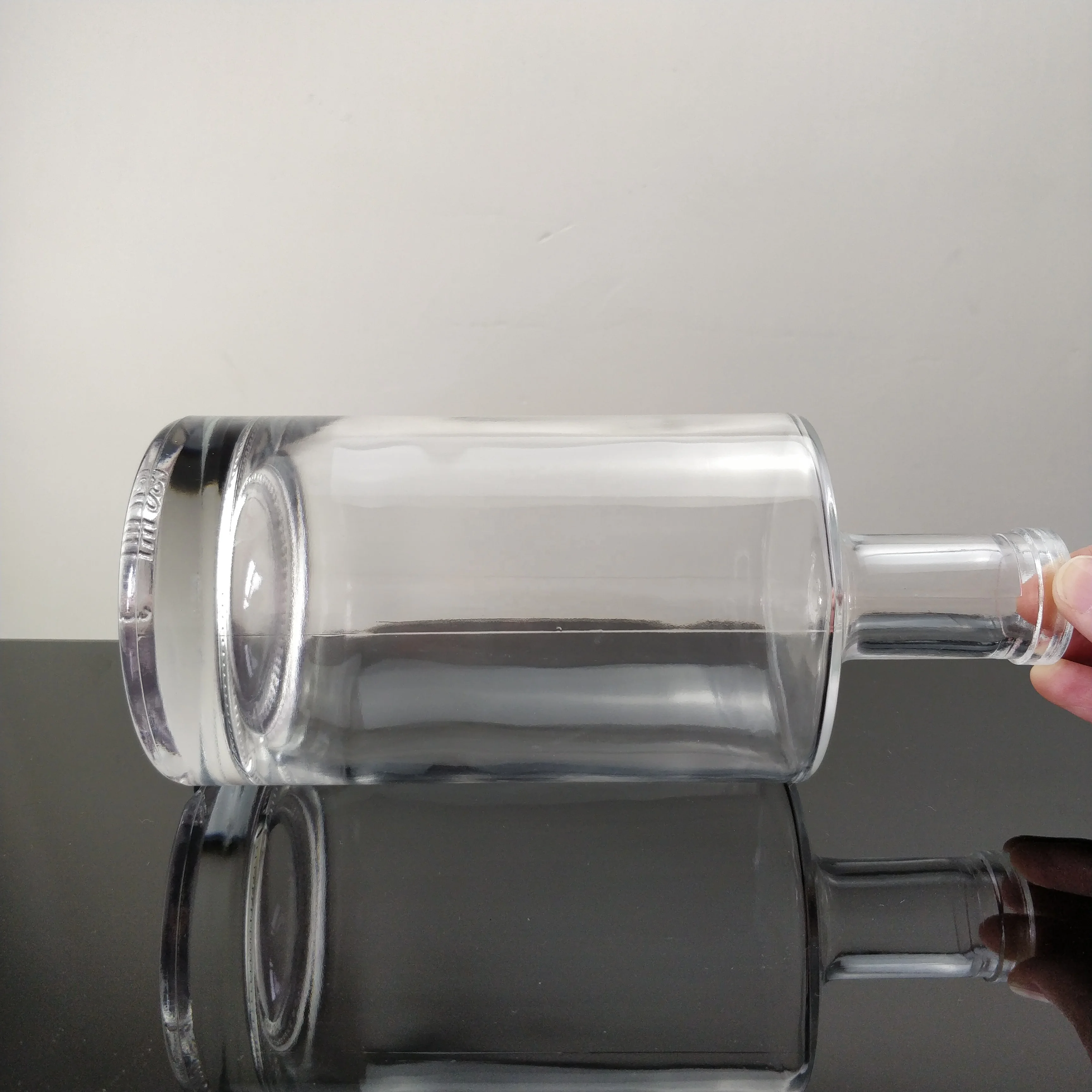 RSG Wholesale Cork Stopper Lid Extra White Luxury Packaging Round Empty Clear Glass Liquor Gin Vodka Bottles 750ml Manufacturers