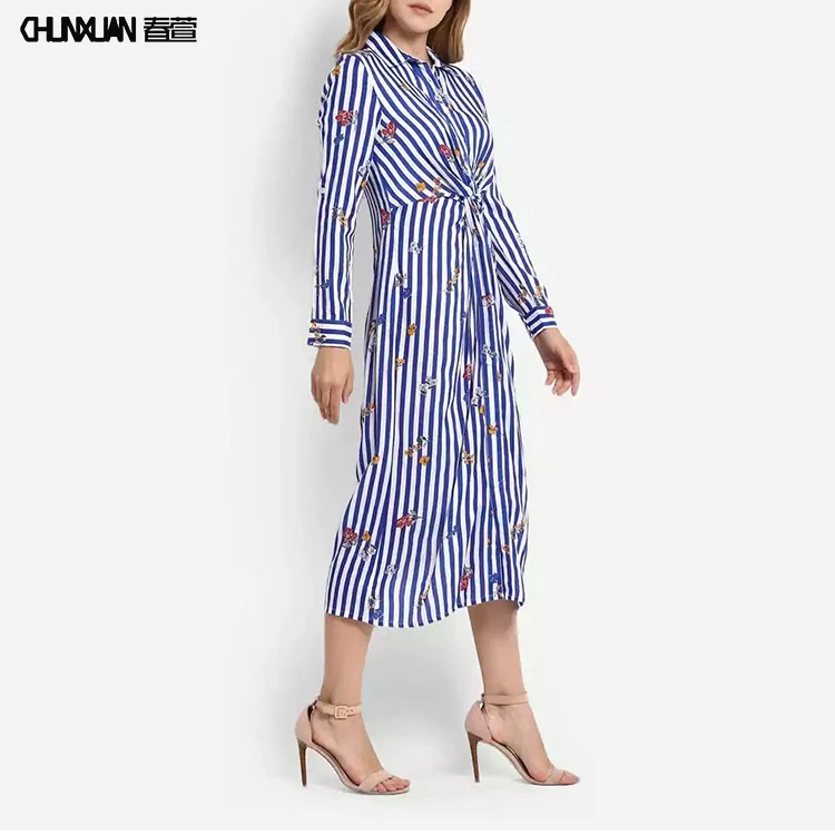 Длинное синее платье-футболка в полоску с принтом для девочек