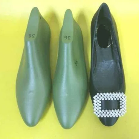 Женские пластиковые туфли на низком каблуке 2 см с маленьким круглым носком