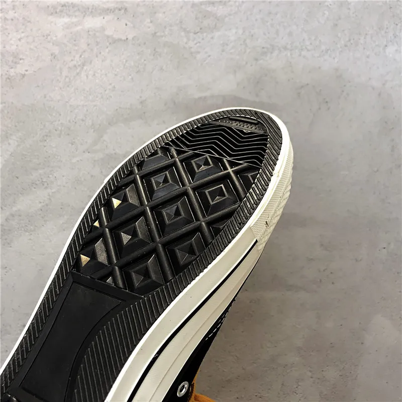 New arrival wholesale fashion high top lace-up sneakers latest hot sale lightweight canvas shoes for men