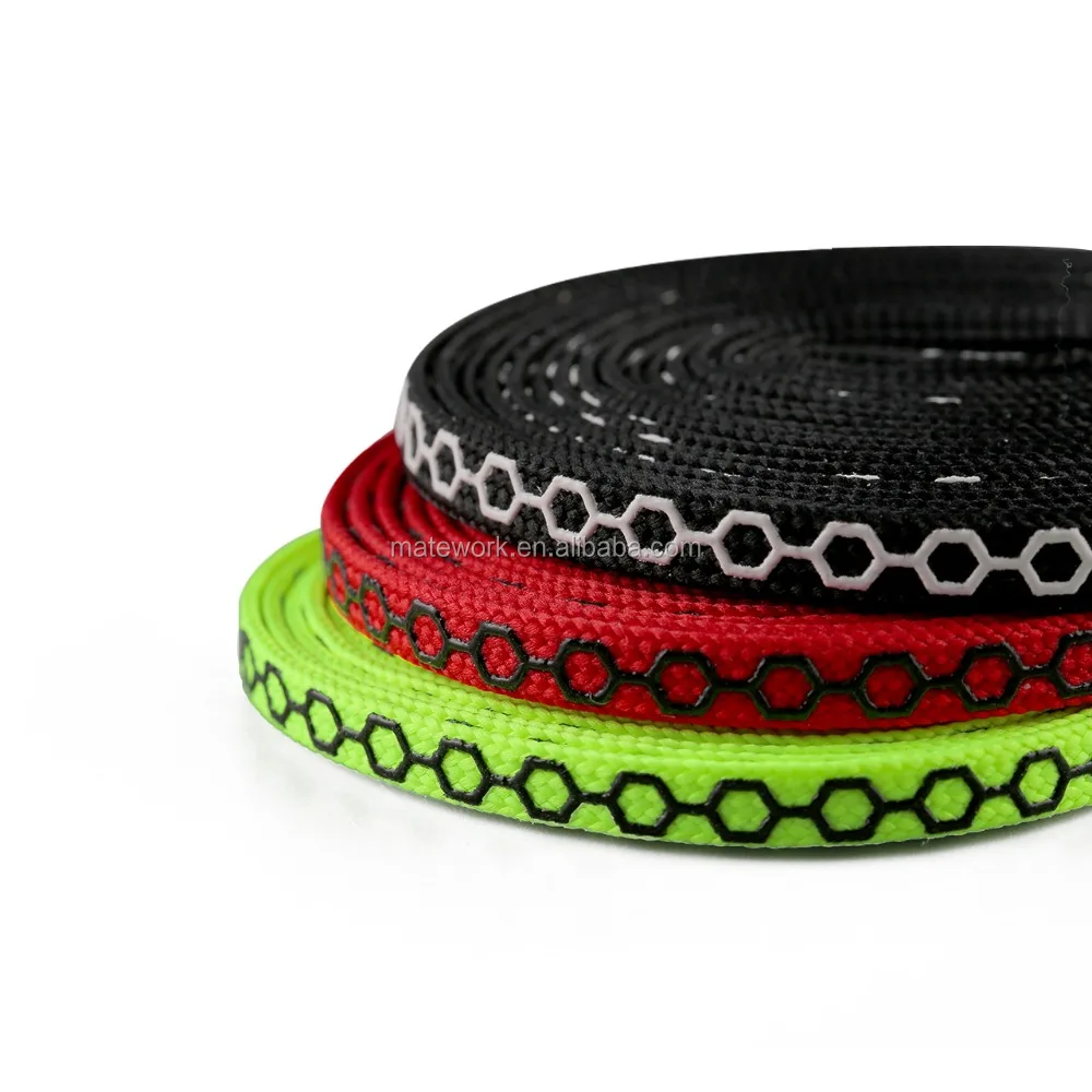 Flat shoelace with plastic tips