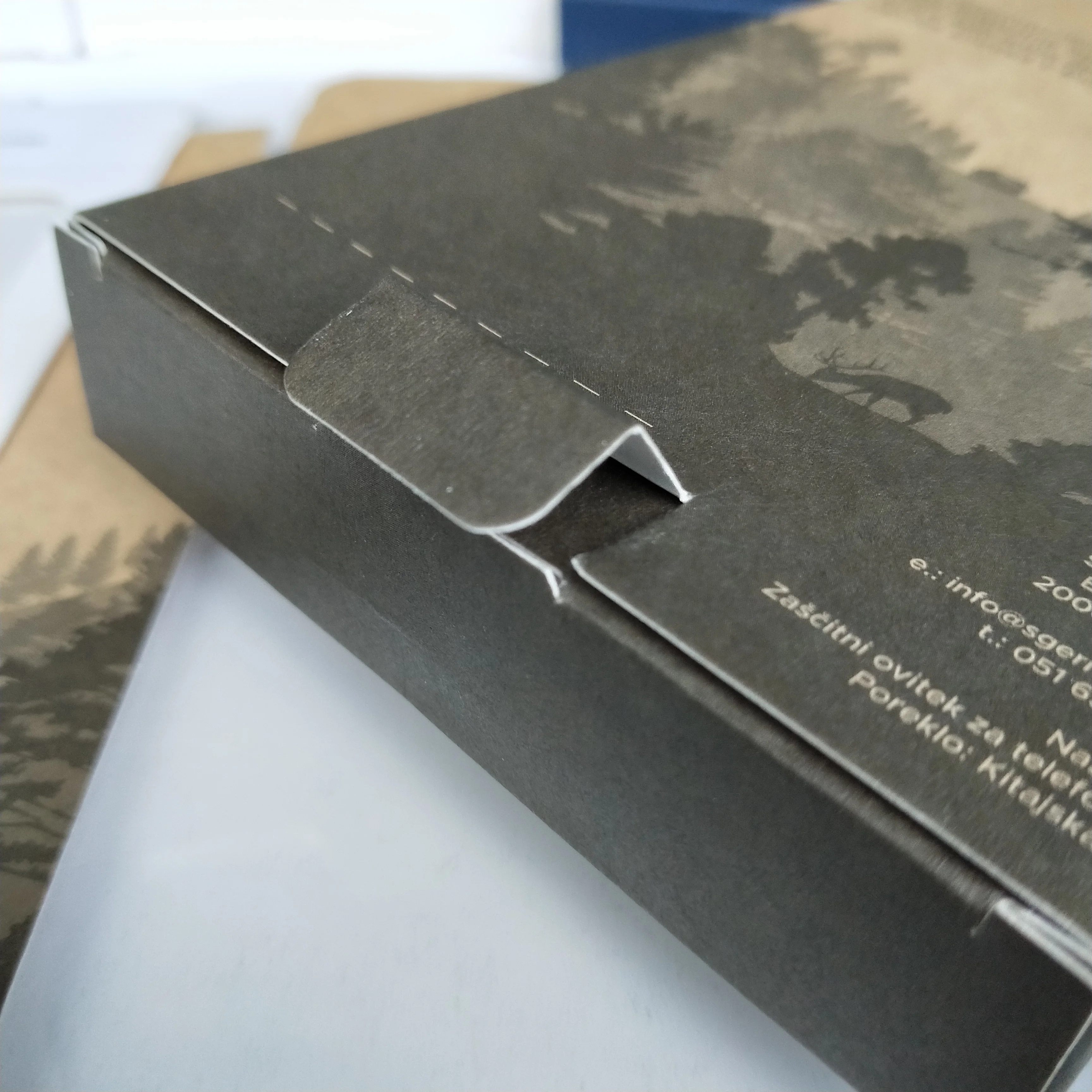 Customized eco-friendly craft paper packing boxes with window Recyclable wholesale mobile phone case packaging box