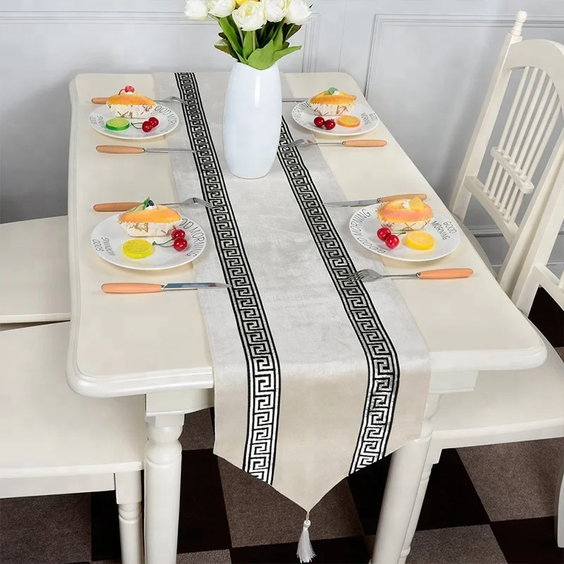 Luxury Decorative Solid Color Classic Design Embroidered Table Runner for Banquet