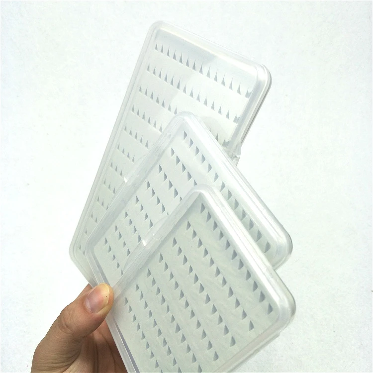 В наличии большое количество рыб в коробке