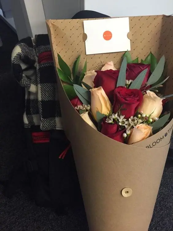 Recycle brown Kraft paper cone shaped roses flower gift packaging box with handle wholesale