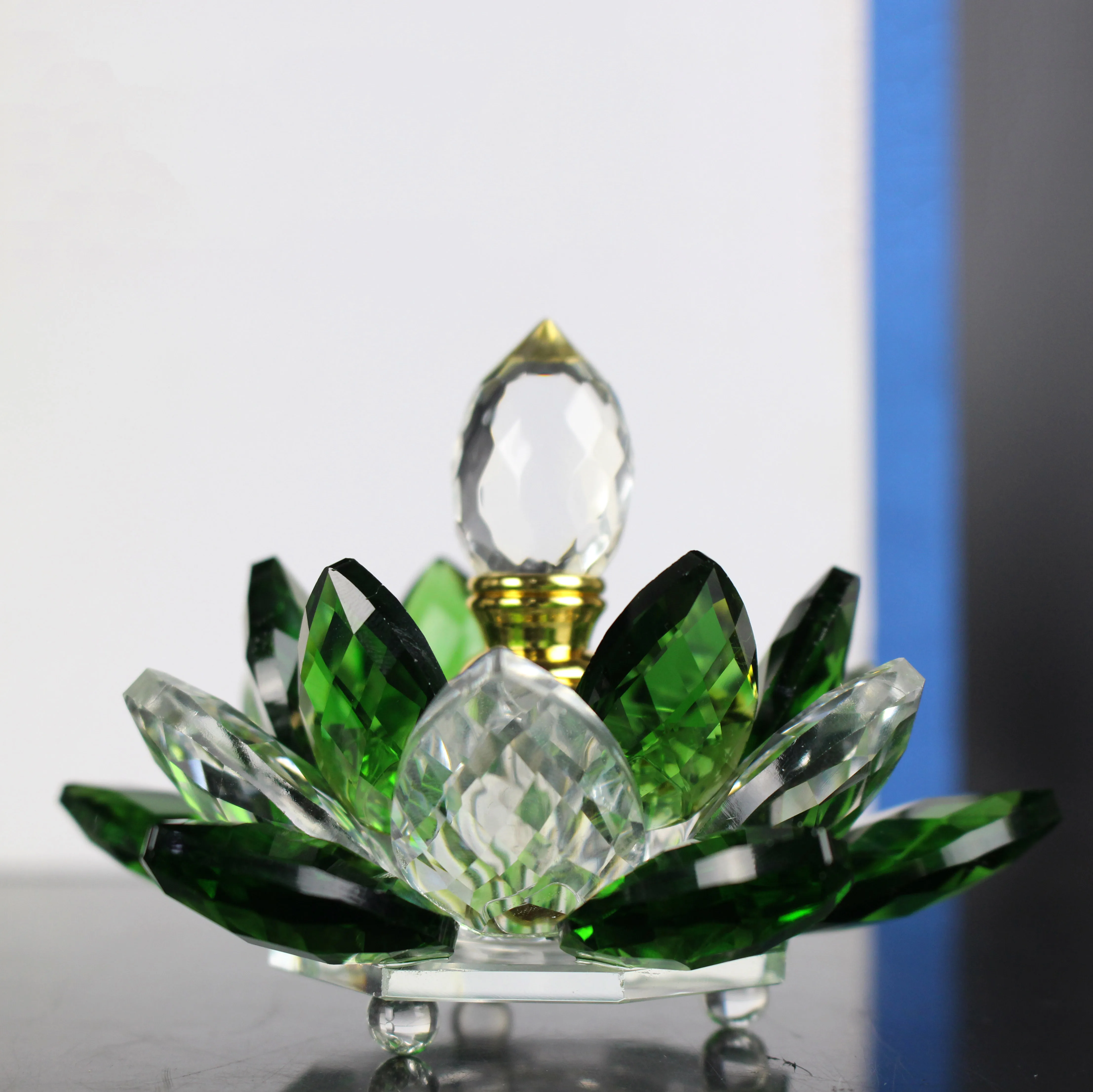 
High Quality Cutting Crystal Lotus Flower Design Attar Oil Perfume Bottle for Luxury Brand 