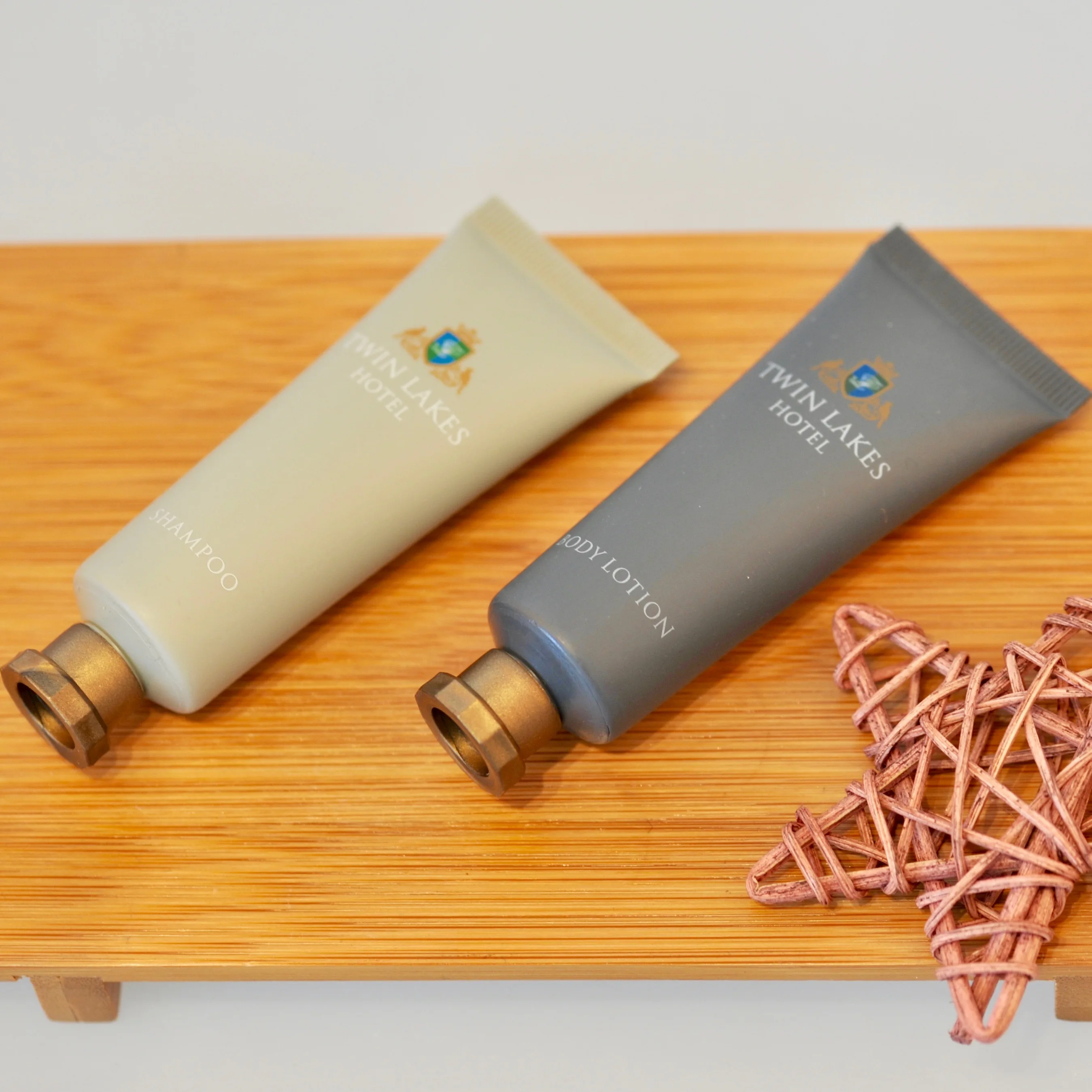 hot sale hotel supplies cosmetic tin packaging with shampoo and body creams