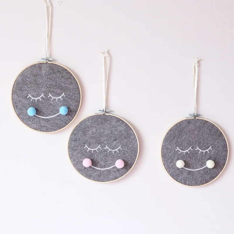 100% hand-made cloud felt hanging baby mobile phone, used to decorate carpet smiling face in the bedroom