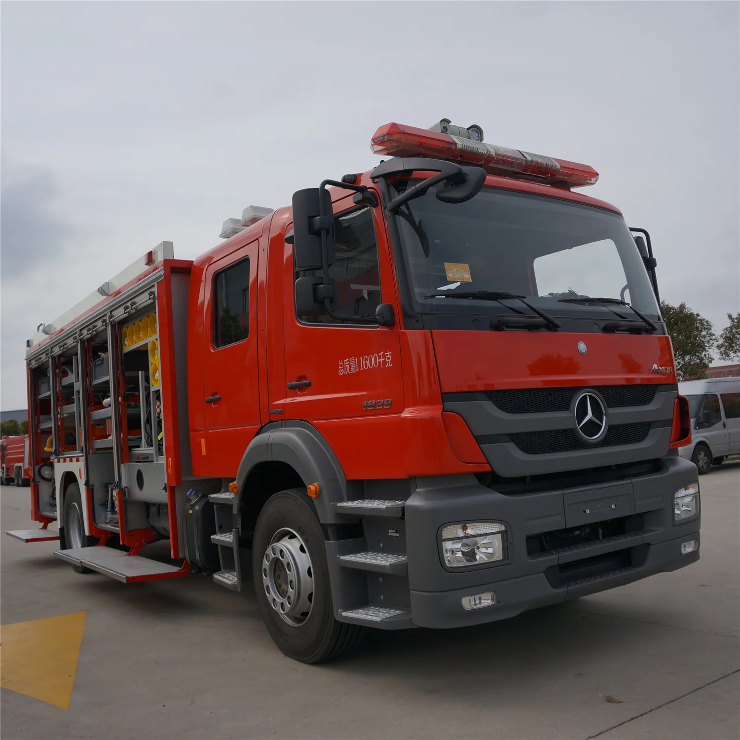 High Quality Imported Chassis Chemical Accident Rescue Fire Truck Fire Engine with Two row cab