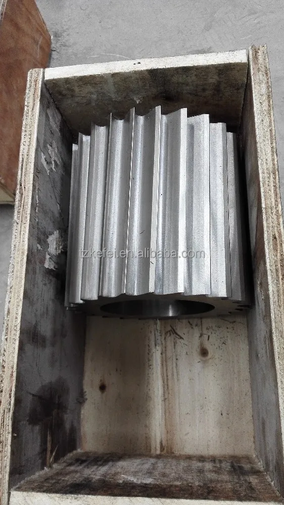 Rotate knife for cutting strand used in plastic recycling line