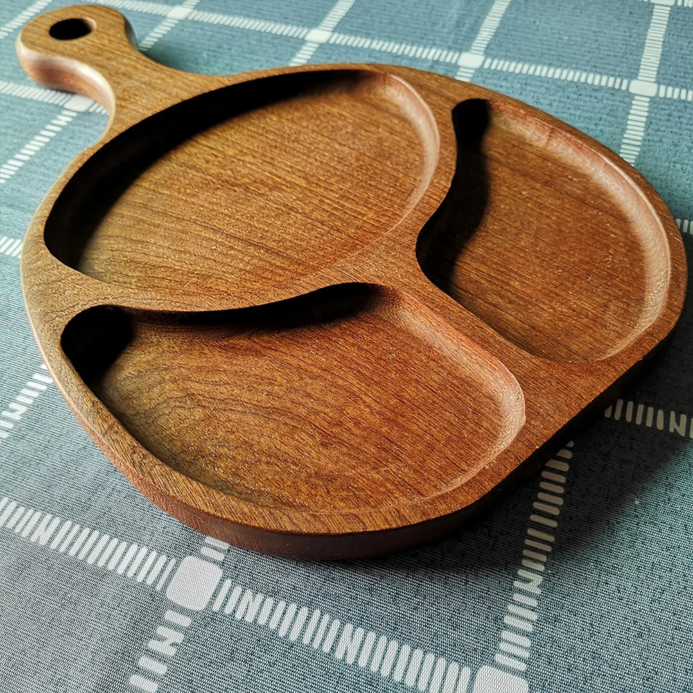 Деревянная разделочная доска с логотипом под заказ Сервировочная из Сапеле 3 сетками и