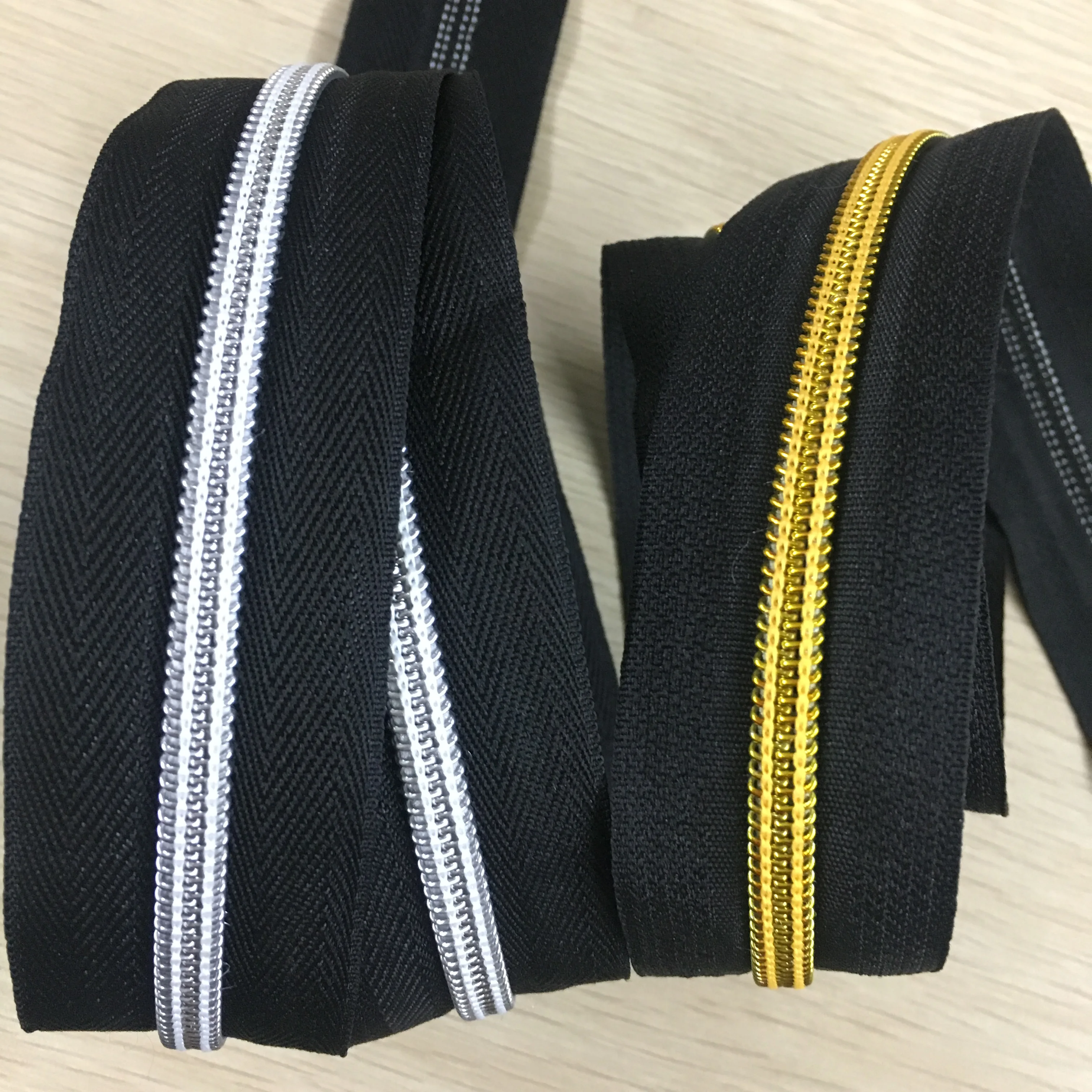 
High quality 3# 4# 5# 8# 10# black tape Golden Teeth Long chain Nylon zipper 