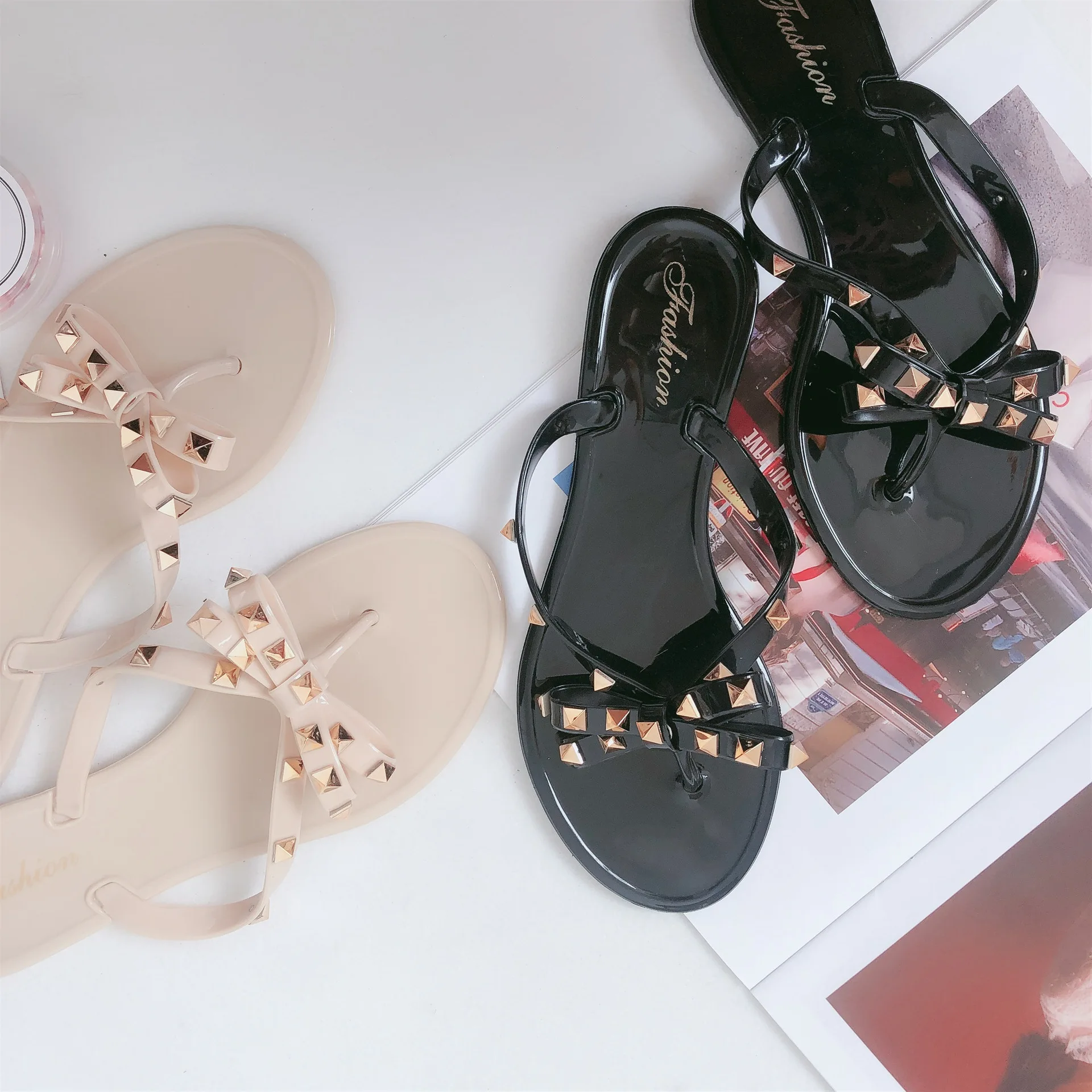Flip-flops for women flat beach flip-flops are a hot seller of new summer 2019 studded bow crystal jelly slippers