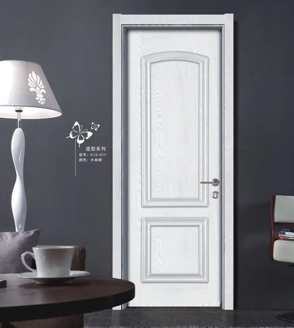 Классическая твердая деревянная дверь цвета слоновой кости в европейском стиле