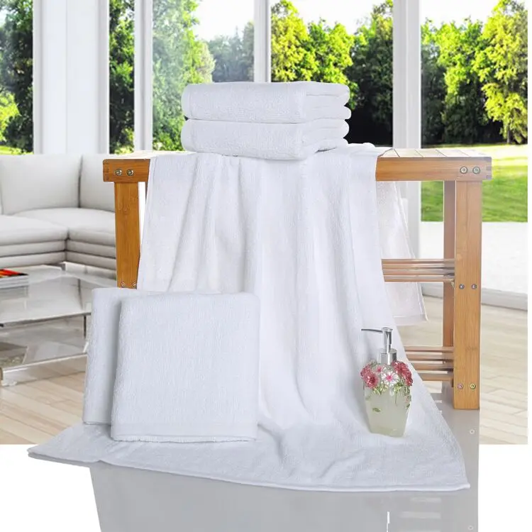 Качественное белое банное полотенце для душа в отеле