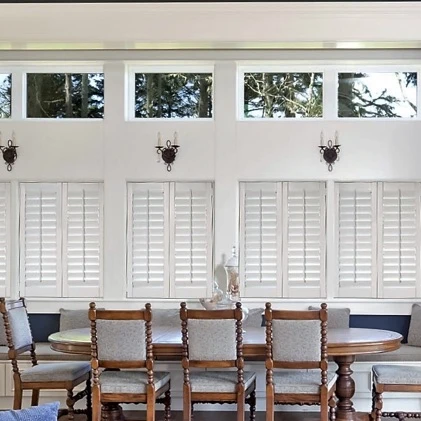 Деревянные звуконепроницаемые жалюзи для гостиной