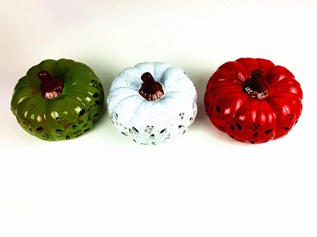 Декоративное керамическое украшение в виде тыквы