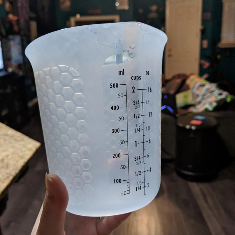 Newest Clear Squeeze and Pour Flexible Silicone Measuring Cup with scale