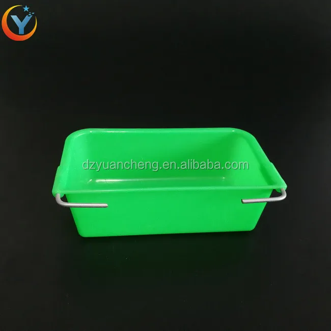 Маленькая цветная кормушка для голубей с двумя