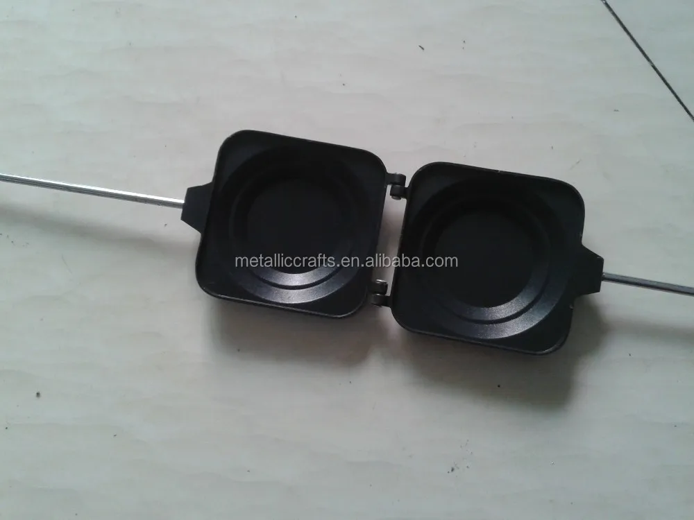 
die cast aluminum round fireside pie iron with stay-cool bakelite handles 