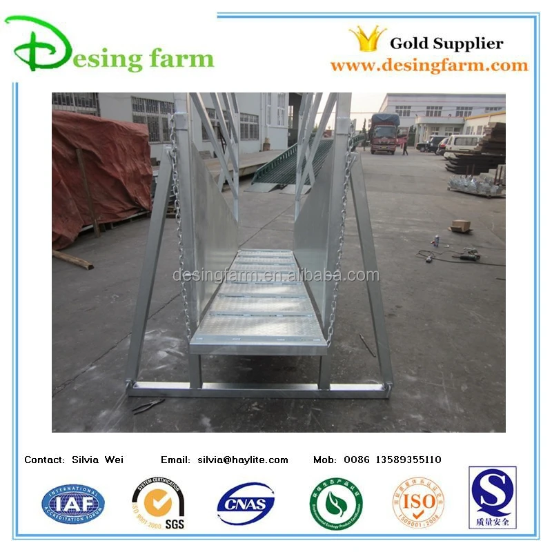 Mobile cattle loading ramp for trailer