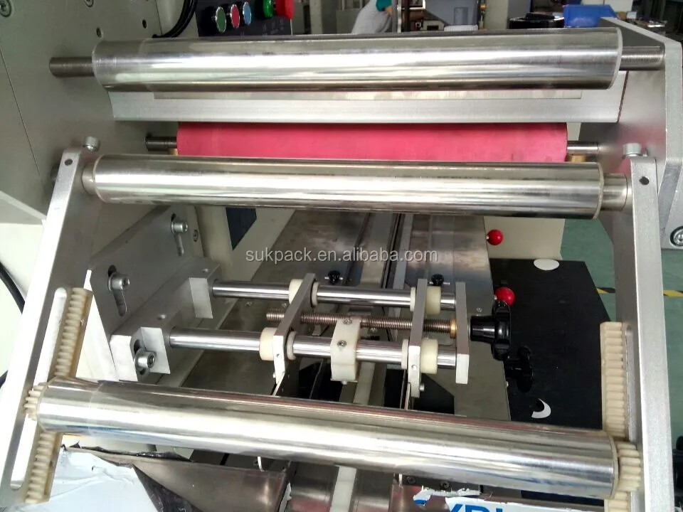 Automatic chocolate bar pillow packaging machine