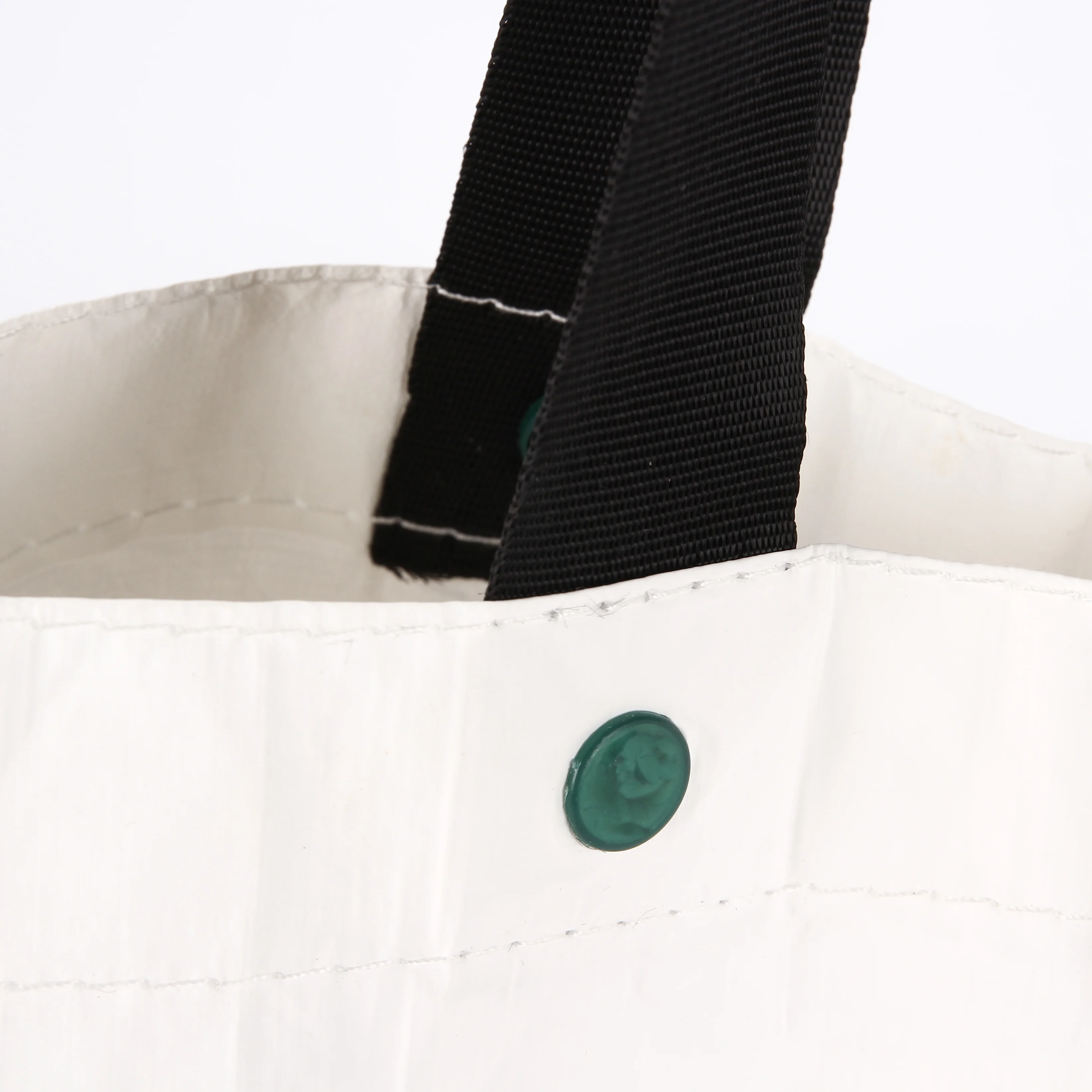 2019 Hot sales pu coated folding tyvek zipper bag