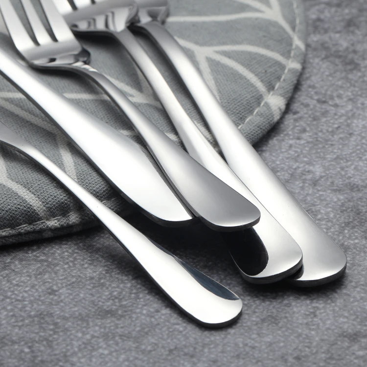 Набор многоразовых вилок из нержавеющей стали.