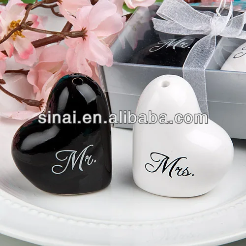Giveaway Souvenir High Quality Mr and Mrs Salt and Pepper Shaker Wedding Gift