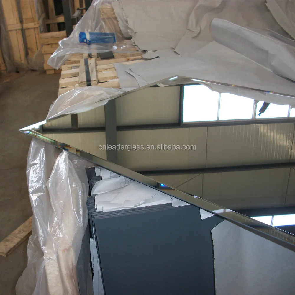 Безрамная скошенная настенная зеркальная поверхность