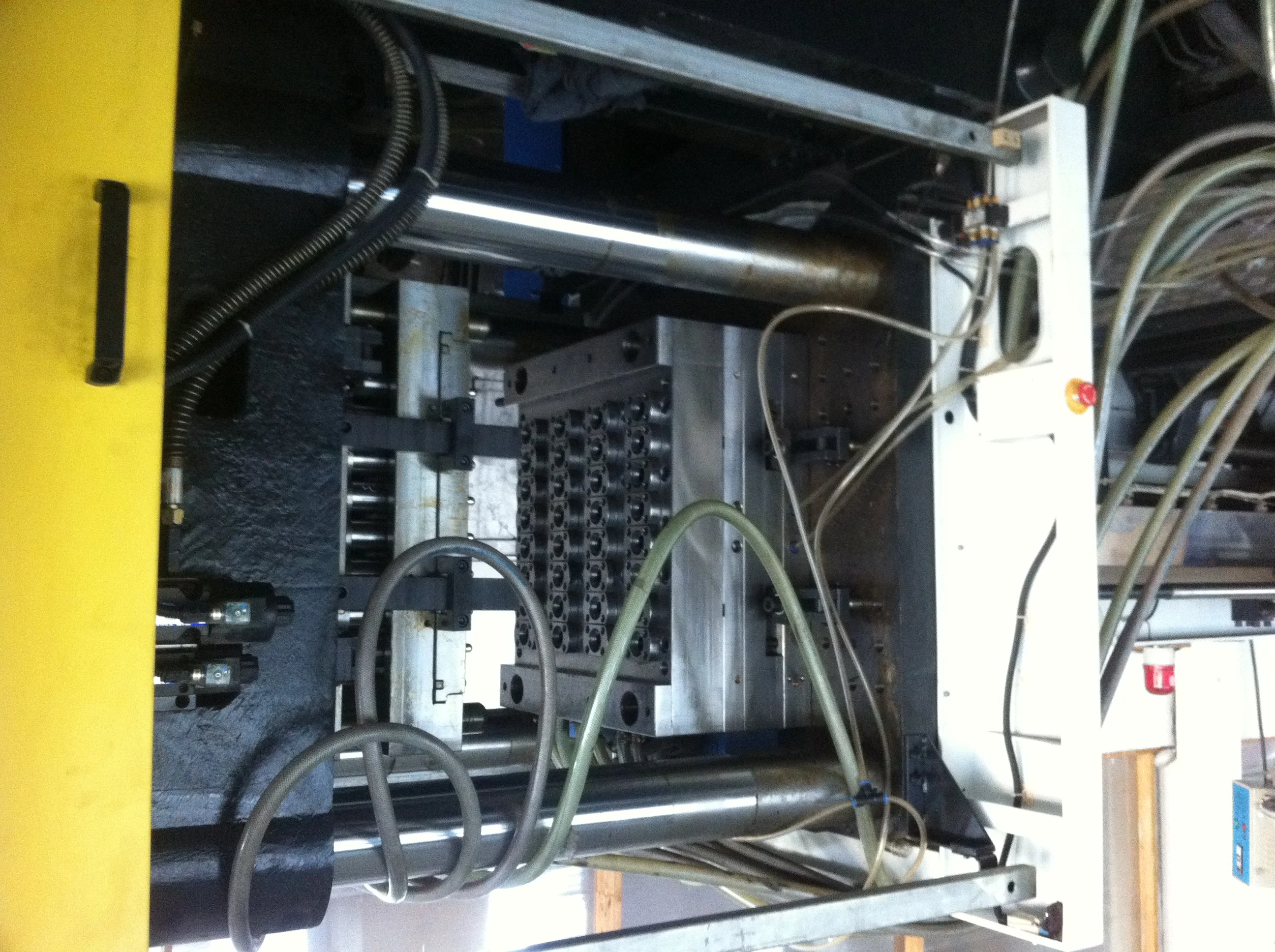 
cheap 32 cavities hot runner plastic injection mold 