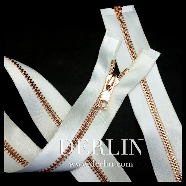 
Розовое золото зубы блестящая полированная повешенная одежда с открытым концом атласная лента молния 