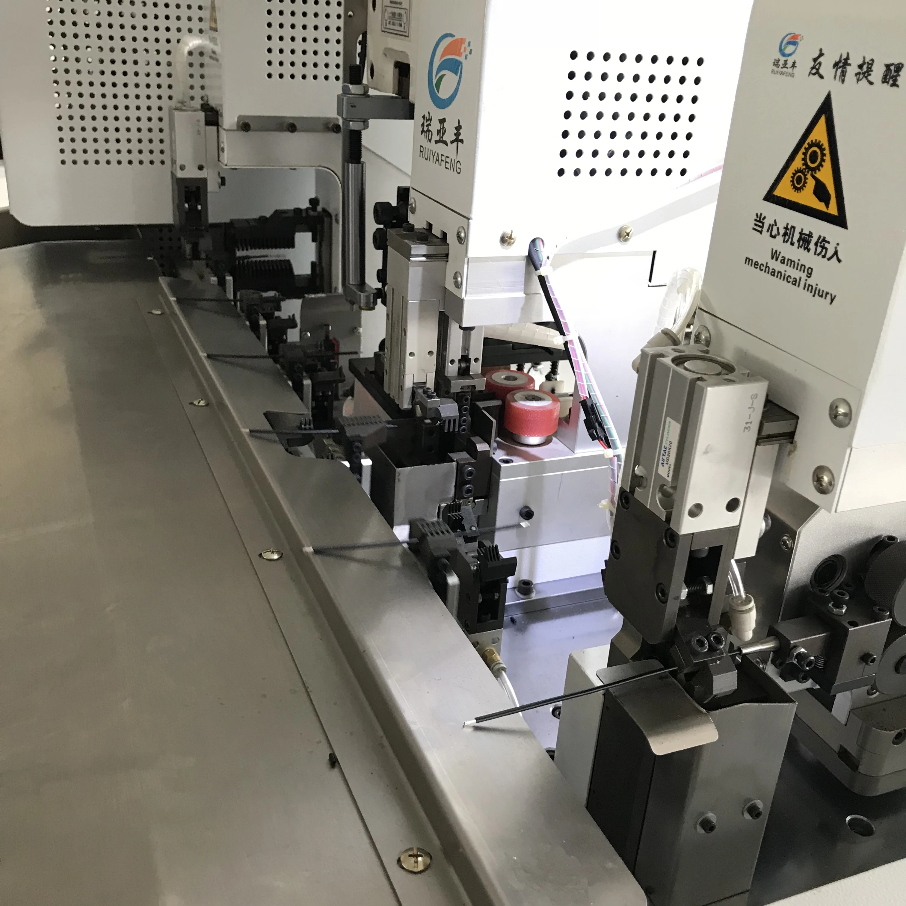 
heat shrink tubing Full automatic single-head heat shrinkable tube inserting and terminal crimping machine 