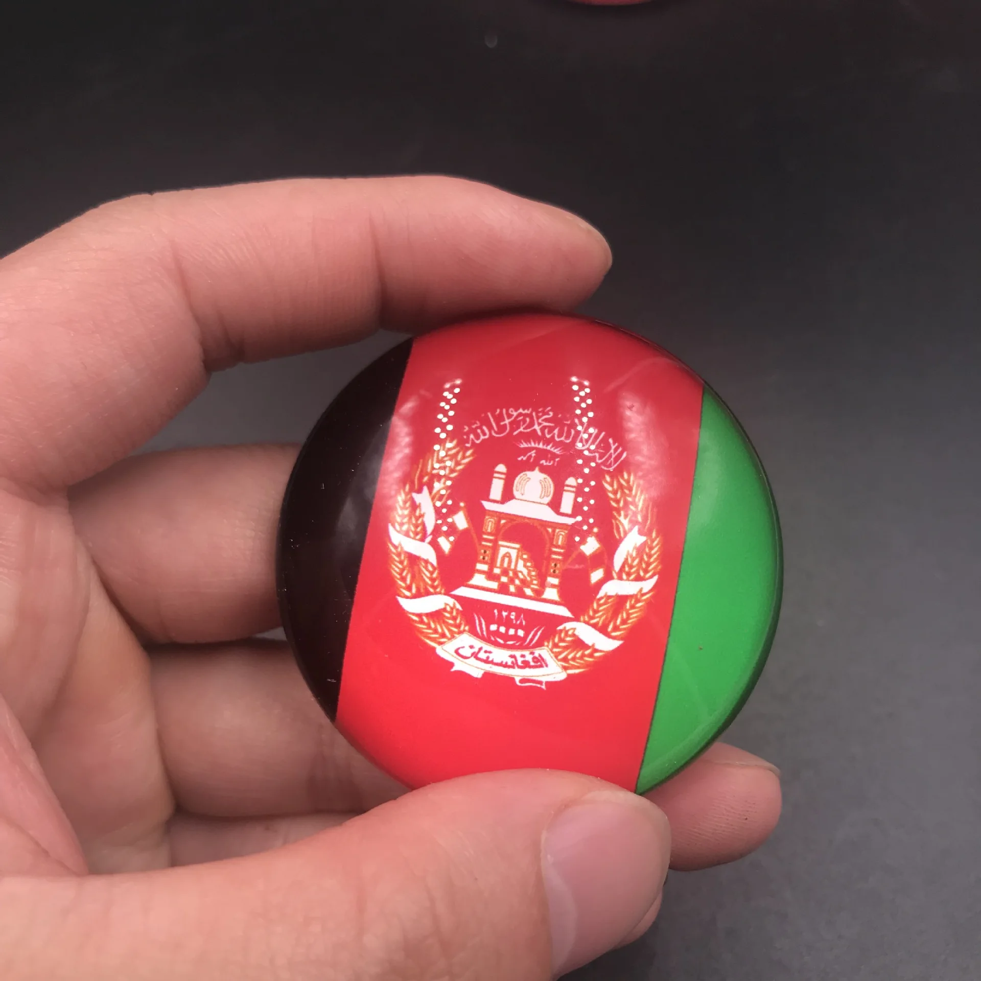 Круглый хрустальный холодильник простого дизайна с национальными флагами