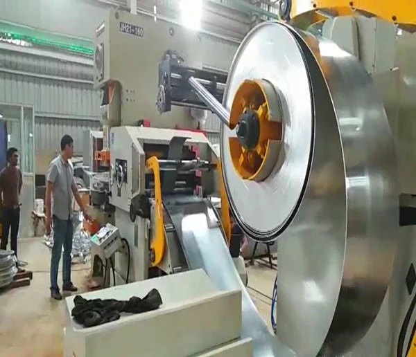 Пневматическая штамповочная машина с автоматическим выпрямителем и распределителем