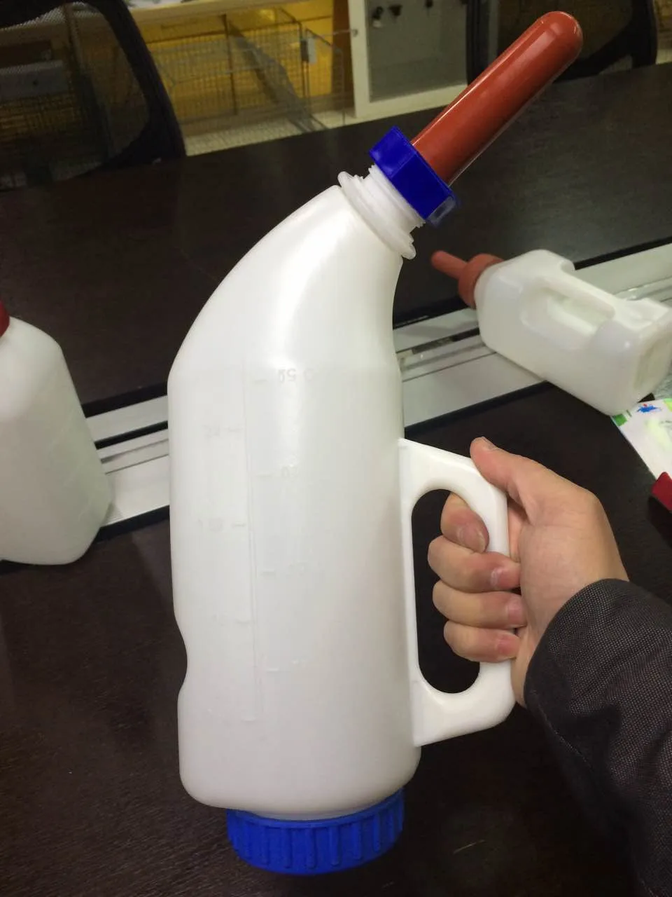 NL934 Ningbo Newland hot sales high quality 2L calf feeding bottles with handle