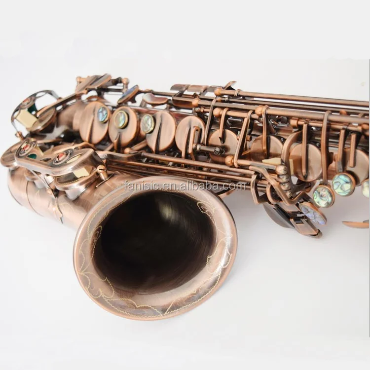 Альт-саксофон с темной медной поверхностью