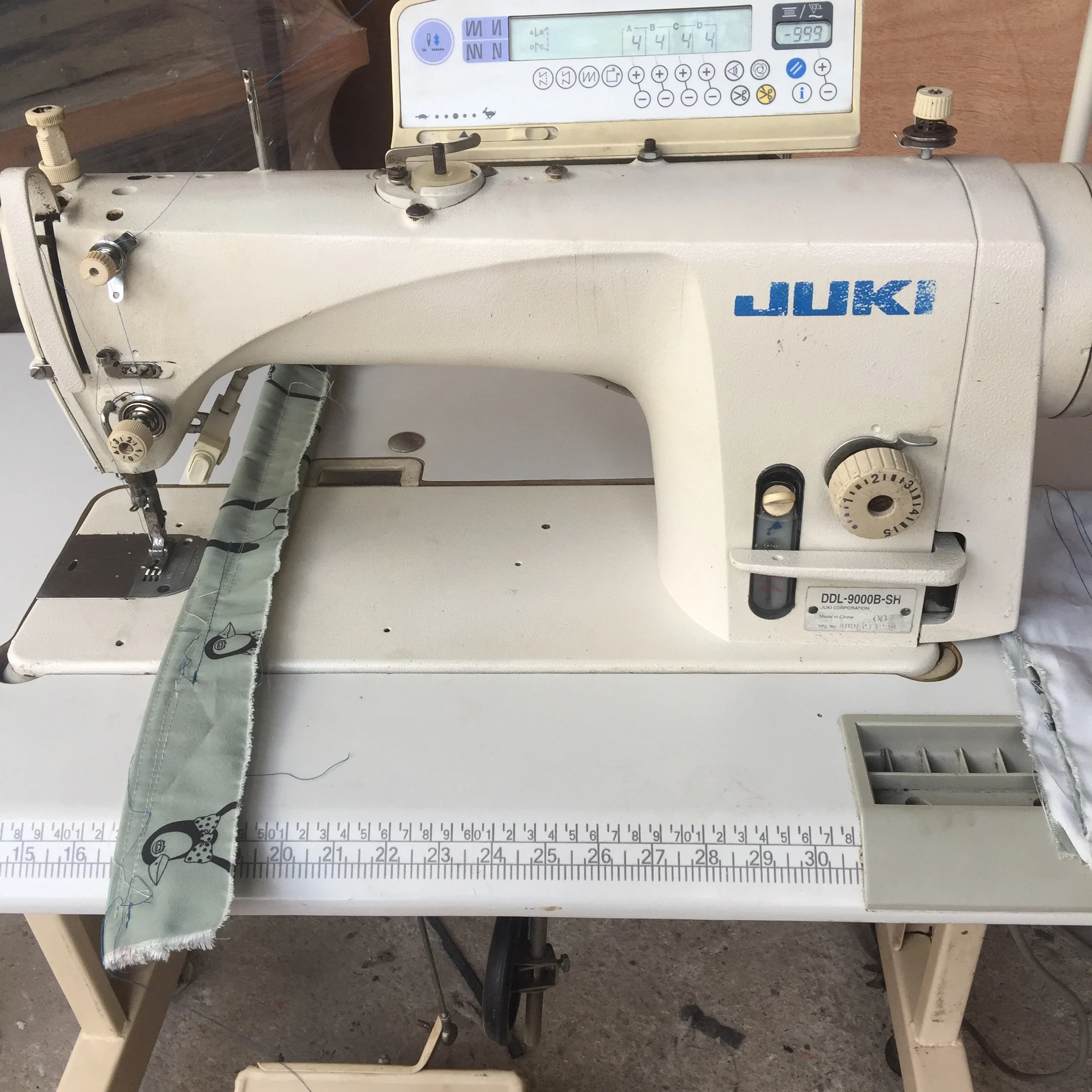 Factory sale Used JUKI9000B lockstitch sewing machine  price is nice