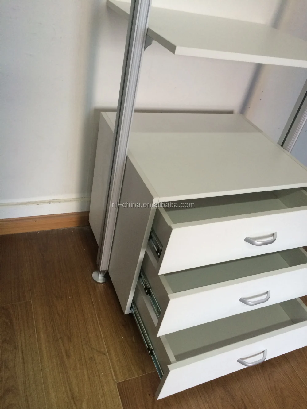 Влагостойкие wpc 3-х дверный шкаф-купе дял спальни дизайн