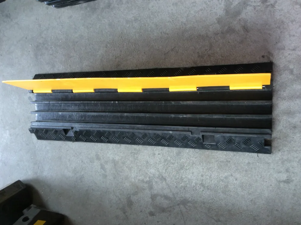cable protector durable reflective 2024 rubber speed hump 3 channels cable ramp