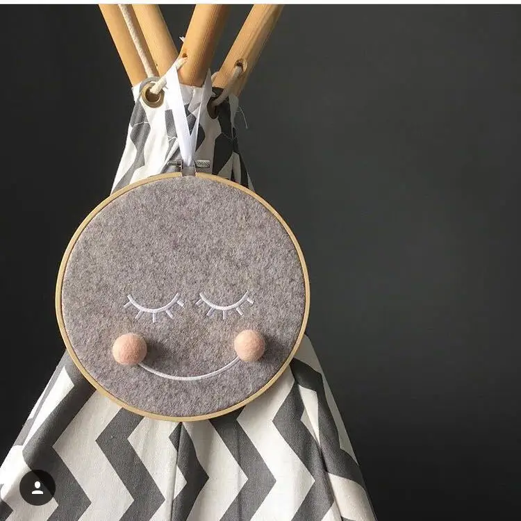 100% hand-made cloud felt hanging baby mobile phone, used to decorate carpet smiling face in the bedroom