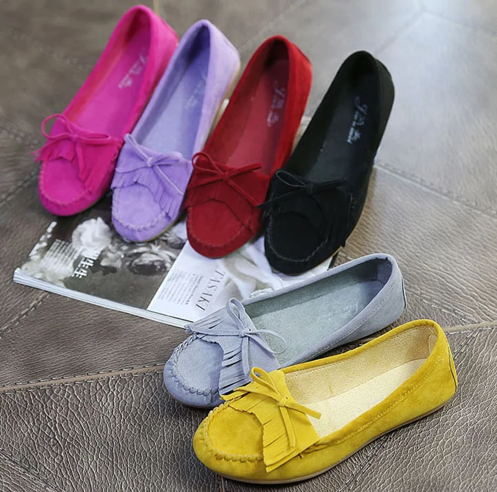 Удобные женские туфли на плоской подошве в Африке